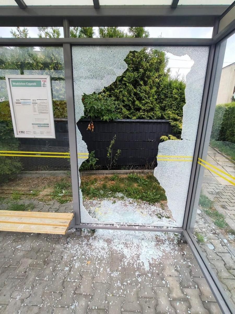 Zdjęcie w galerii na portalu naszwodzislaw.com: Niszczą Wodzisław krok po kroku. Po pałacu i Trzech Wzgórzach przyszła pora na przystanek wiadomości z regionu