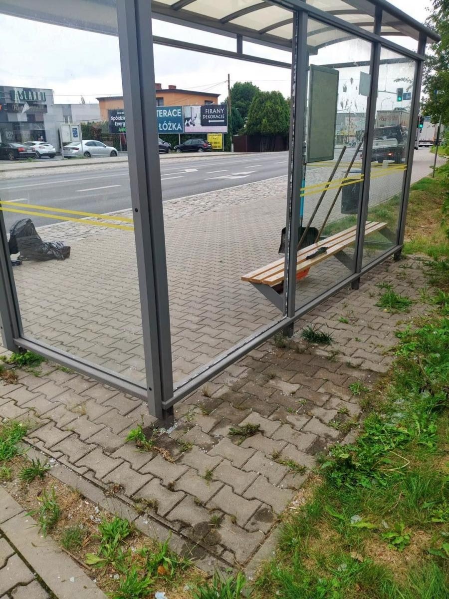 Zdjęcie w galerii na portalu naszwodzislaw.com: Niszczą Wodzisław krok po kroku. Po pałacu i Trzech Wzgórzach przyszła pora na przystanek wiadomości z regionu