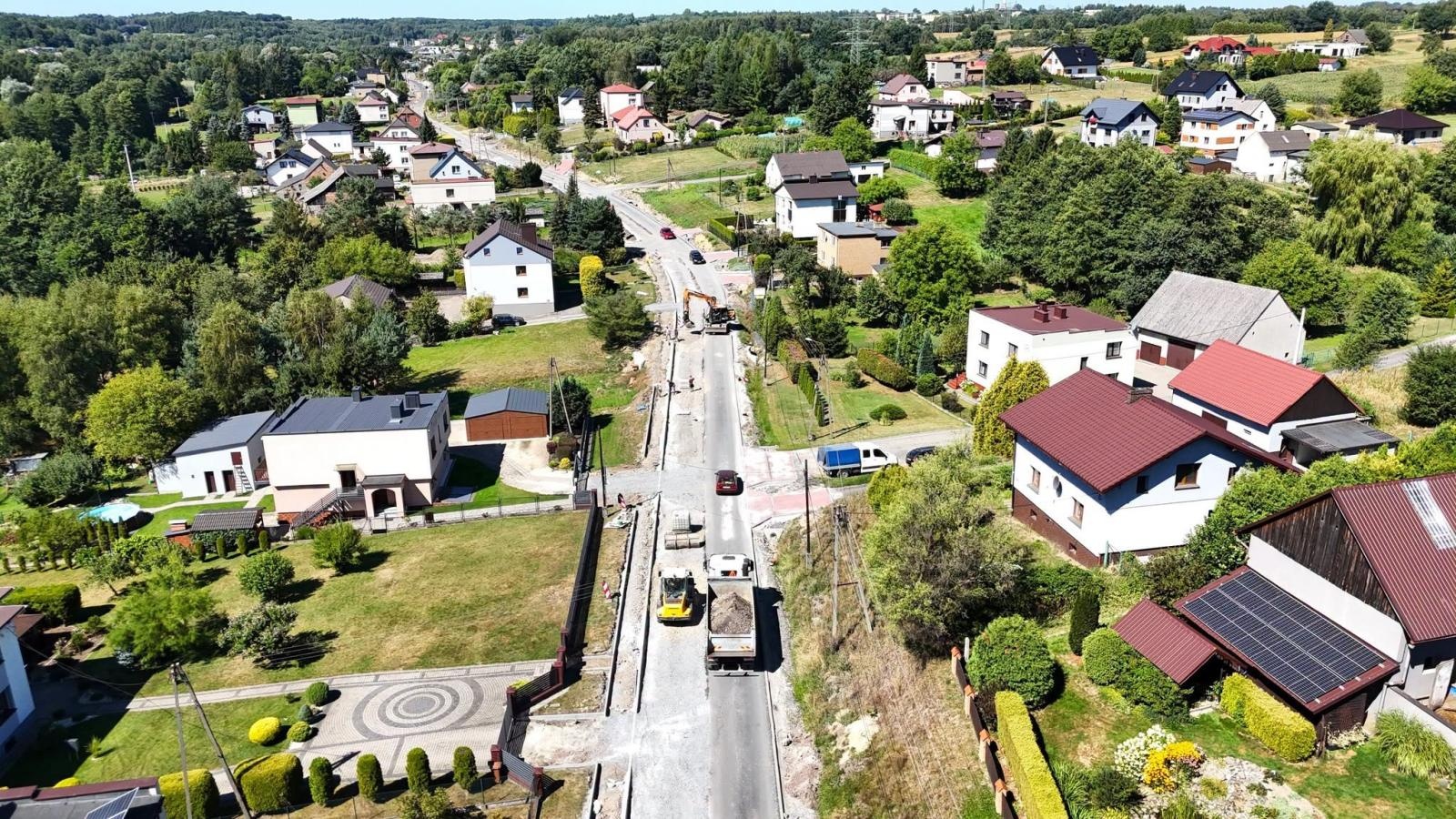 Zdjęcie w galerii na portalu naszwodzislaw.com: Ul. 1 Maja w Mszanie zmienia się na naszych oczach. Trwa jedna z największych inwestycji drogowych wiadomości z regionu