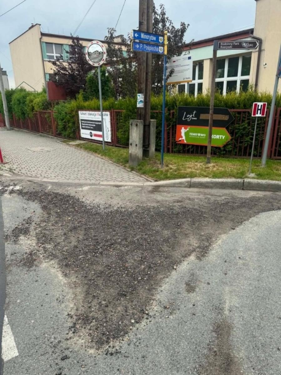 Zdjęcie w galerii na portalu naszwodzislaw.com: Ulica Wałowa pod lupą radnego. 35 pytań o bezpieczeństwo, nawierzchnię i remont wiadomości z regionu