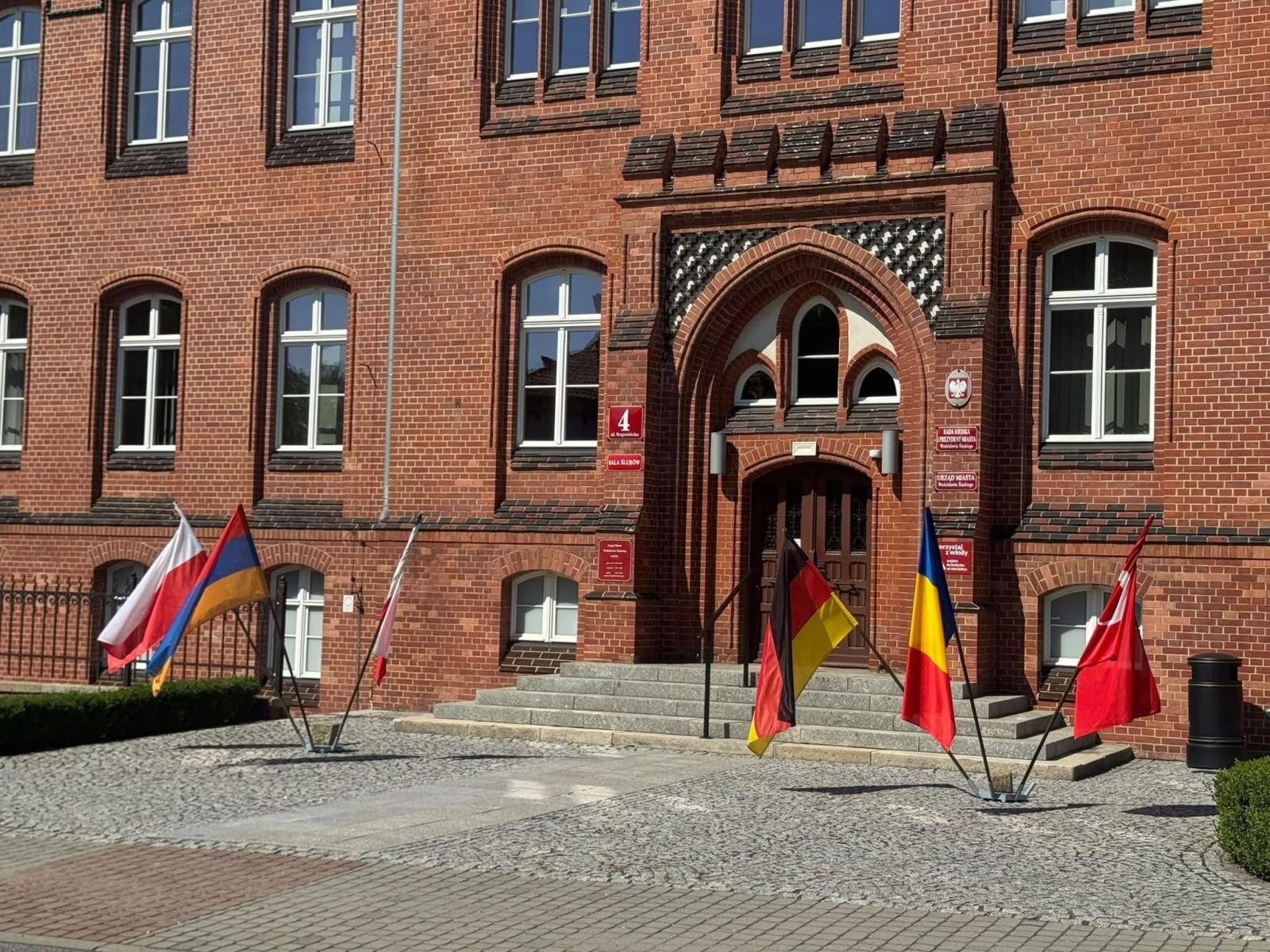 Zdjęcie w galerii na portalu naszwodzislaw.com: Alan Szatyło: Były flagi, jest rachunek. 49,6 tys. zł na zagraniczne delegacje podczas Wawrzynek wiadomości z regionu
