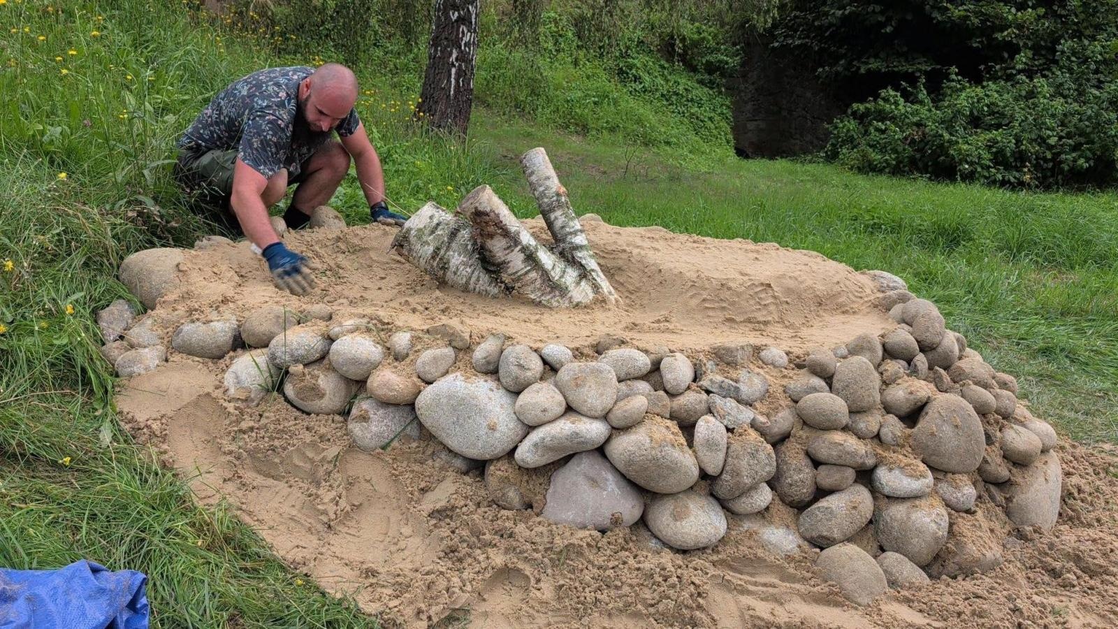 Zdjęcie w galerii na portalu naszwodzislaw.com: W Radlinie powstało sandarium. Dzikie pszczoły zyskały nowe miejsce do życia wiadomości z regionu