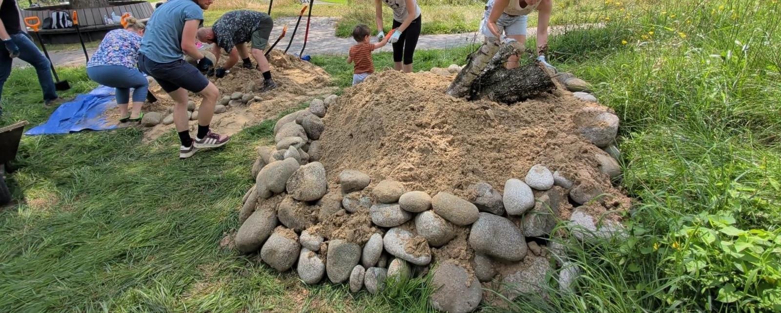 Zdjęcie w galerii na portalu naszwodzislaw.com: W Radlinie powstało sandarium. Dzikie pszczoły zyskały nowe miejsce do życia wiadomości z regionu