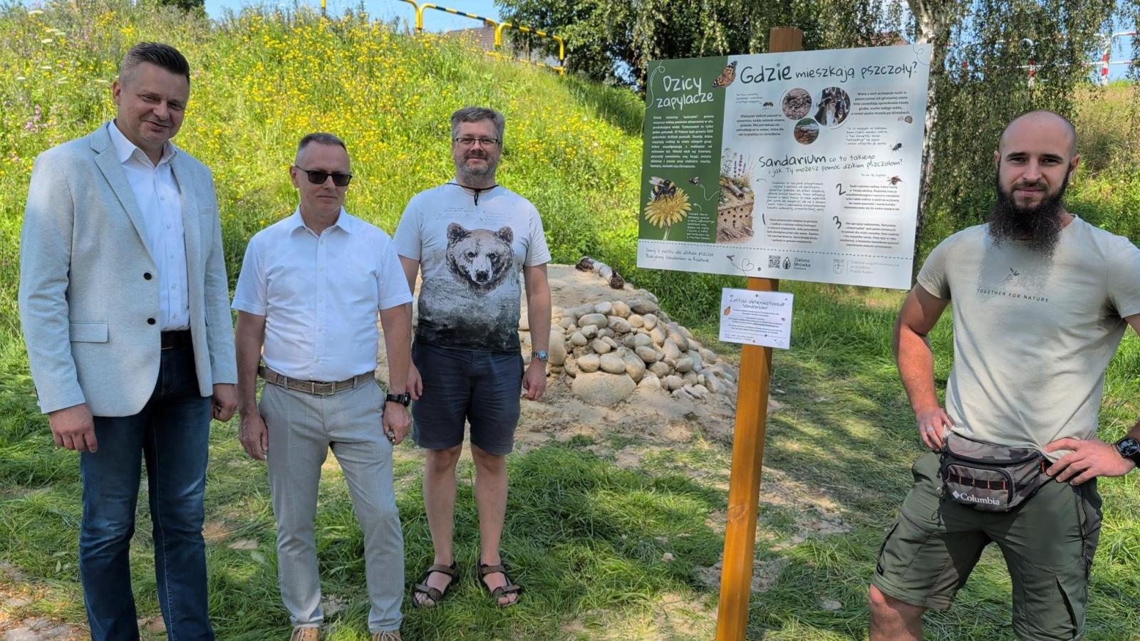 Zdjęcie w galerii na portalu naszwodzislaw.com: W Radlinie powstało sandarium. Dzikie pszczoły zyskały nowe miejsce do życia wiadomości z regionu