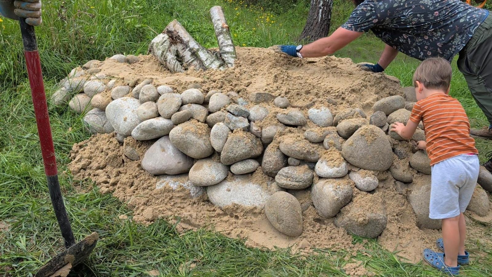 Zdjęcie w galerii na portalu naszwodzislaw.com: W Radlinie powstało sandarium. Dzikie pszczoły zyskały nowe miejsce do życia wiadomości z regionu