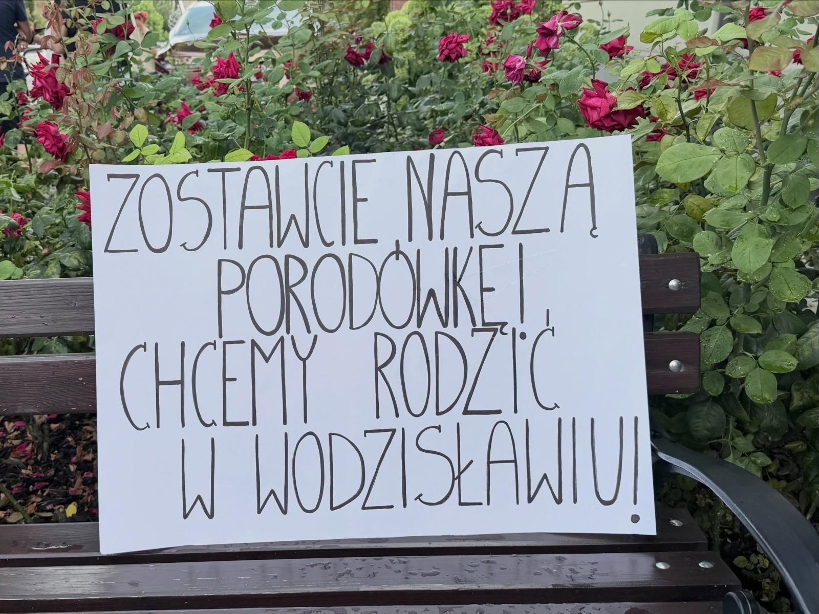 Zdjęcie w galerii na portalu naszwodzislaw.com: Protest przed starostwem w Wodzisławiu. Mieszkańcy bronią porodówki, jest odpowiedź powiatu wiadomości z regionu
