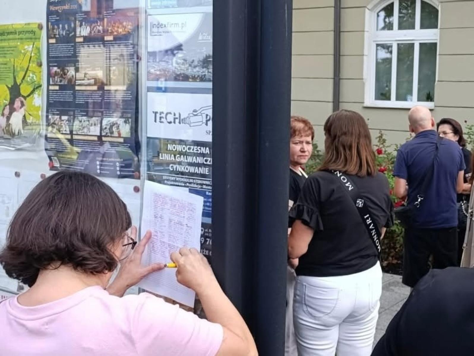 Zdjęcie w galerii na portalu naszwodzislaw.com: Protest przed starostwem w Wodzisławiu. Mieszkańcy bronią porodówki, jest odpowiedź powiatu wiadomości z regionu