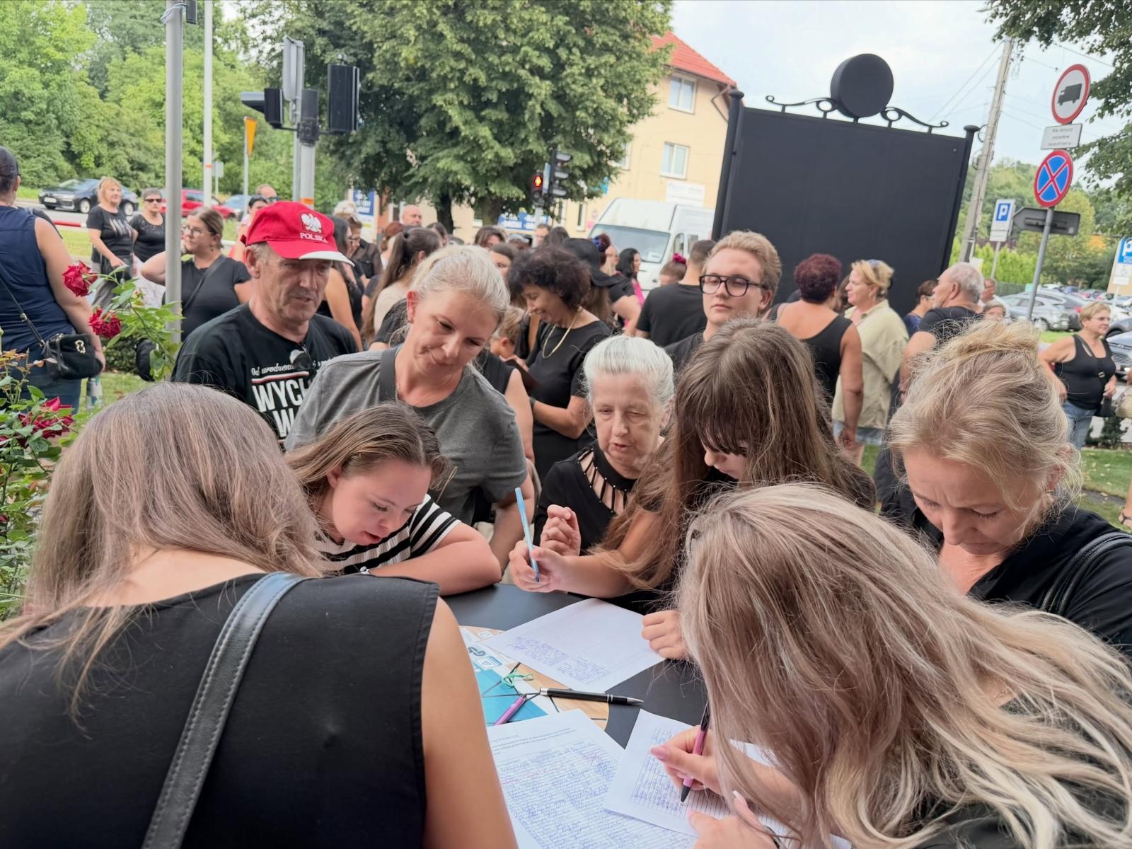 Zdjęcie w galerii na portalu naszwodzislaw.com: Protest przed starostwem w Wodzisławiu. Mieszkańcy bronią porodówki, jest odpowiedź powiatu wiadomości z regionu