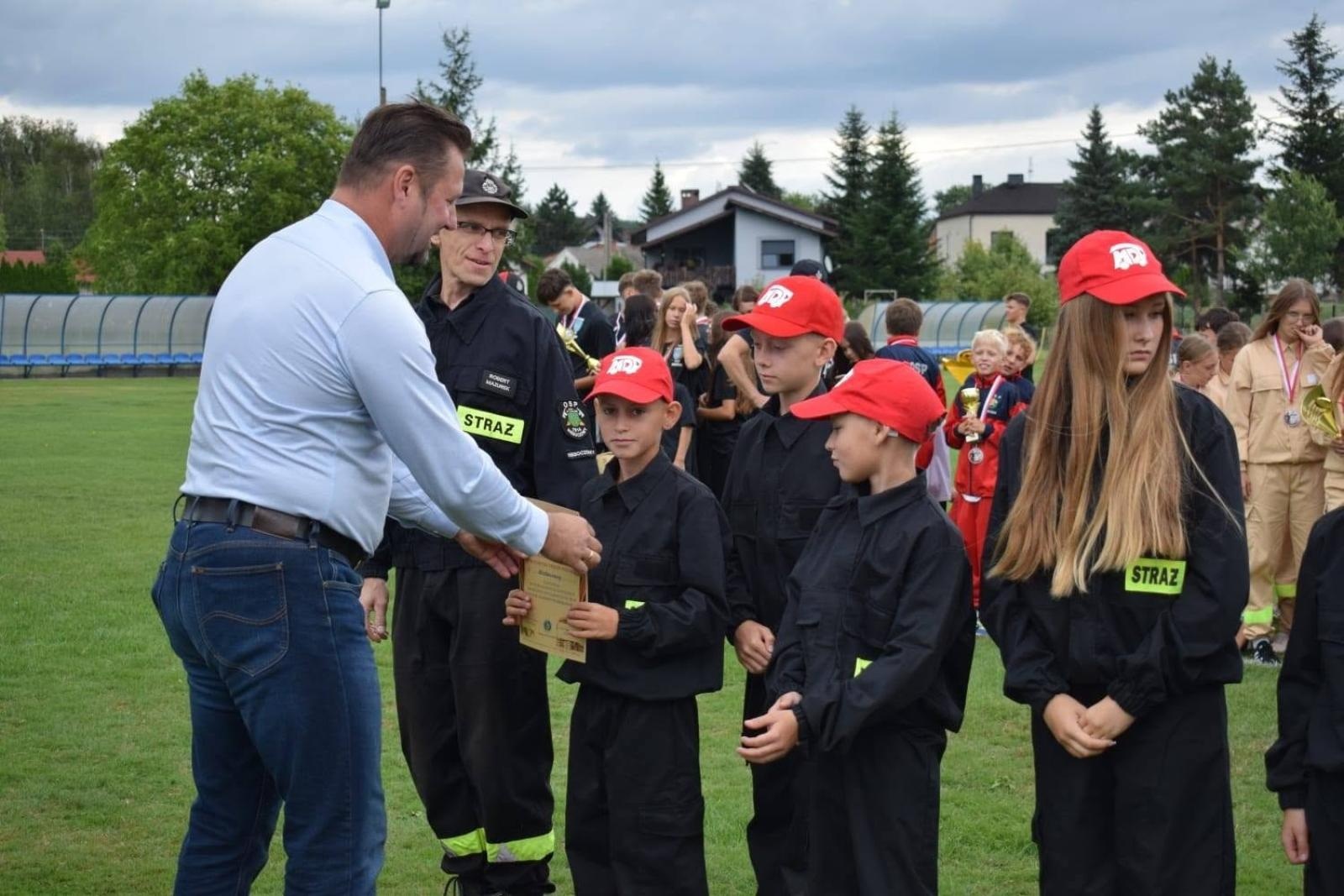 Zdjęcie w galerii na portalu naszwodzislaw.com: Młodzi strażacy walczyli o Puchar Starosty. W Lubomi rywalizowało 17 drużyn [FOTO] wiadomości z regionu