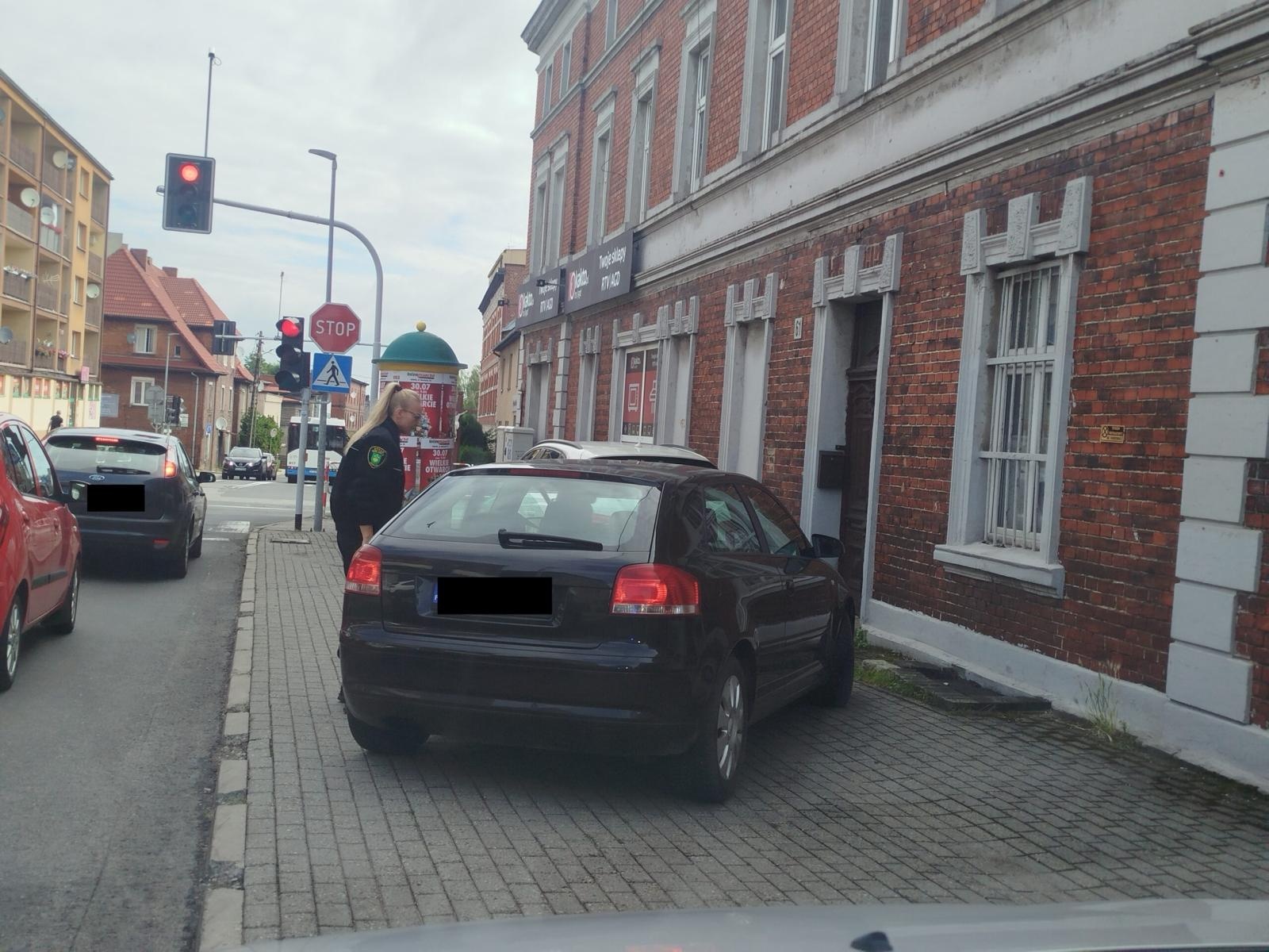 Zdjęcie w galerii na portalu naszwodzislaw.com: Mistrzowie parkowania w Radlinie. Strażnicy pokazują, jak nie zostawiać samochodu [FOTO] wiadomości z regionu
