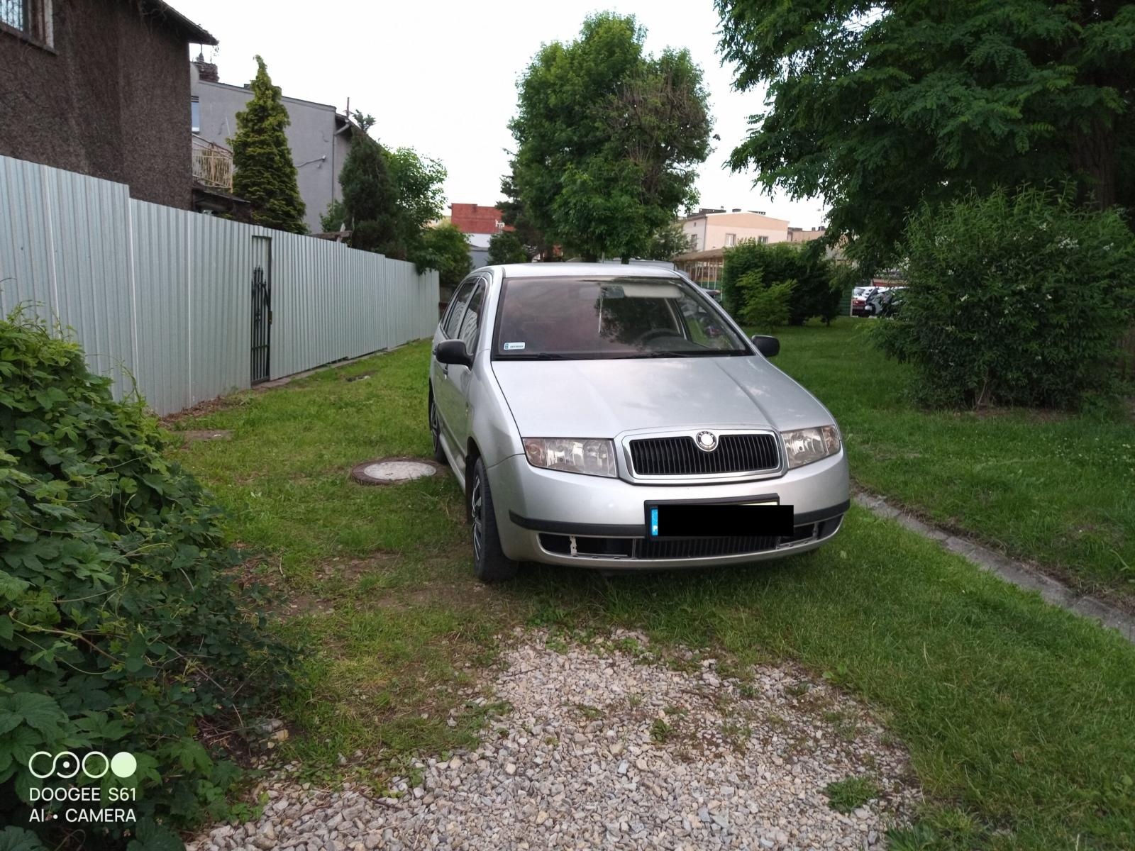 Zdjęcie w galerii na portalu naszwodzislaw.com: Mistrzowie parkowania w Radlinie. Strażnicy pokazują, jak nie zostawiać samochodu [FOTO] wiadomości z regionu
