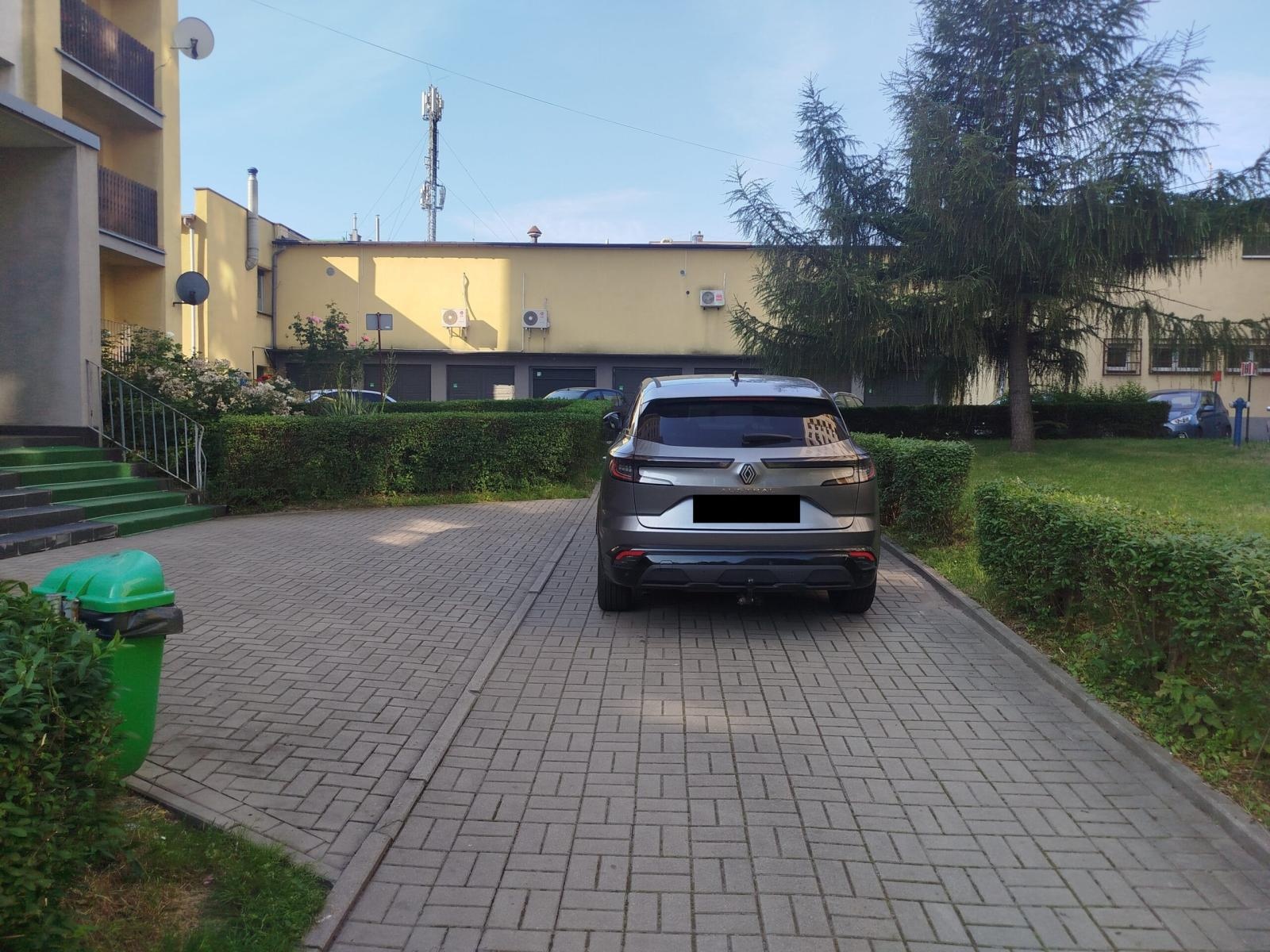 Zdjęcie w galerii na portalu naszwodzislaw.com: Mistrzowie parkowania w Radlinie. Strażnicy pokazują, jak nie zostawiać samochodu [FOTO] wiadomości z regionu