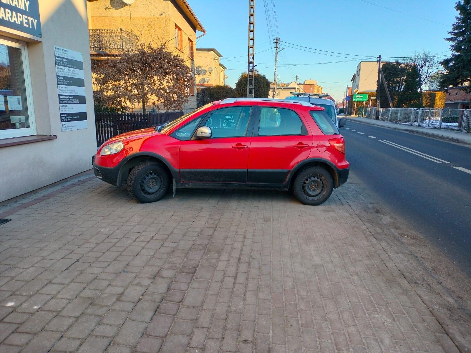 Zdjęcie w galerii na portalu naszwodzislaw.com: Mistrzowie parkowania w Radlinie. Strażnicy pokazują, jak nie zostawiać samochodu [FOTO] wiadomości z regionu