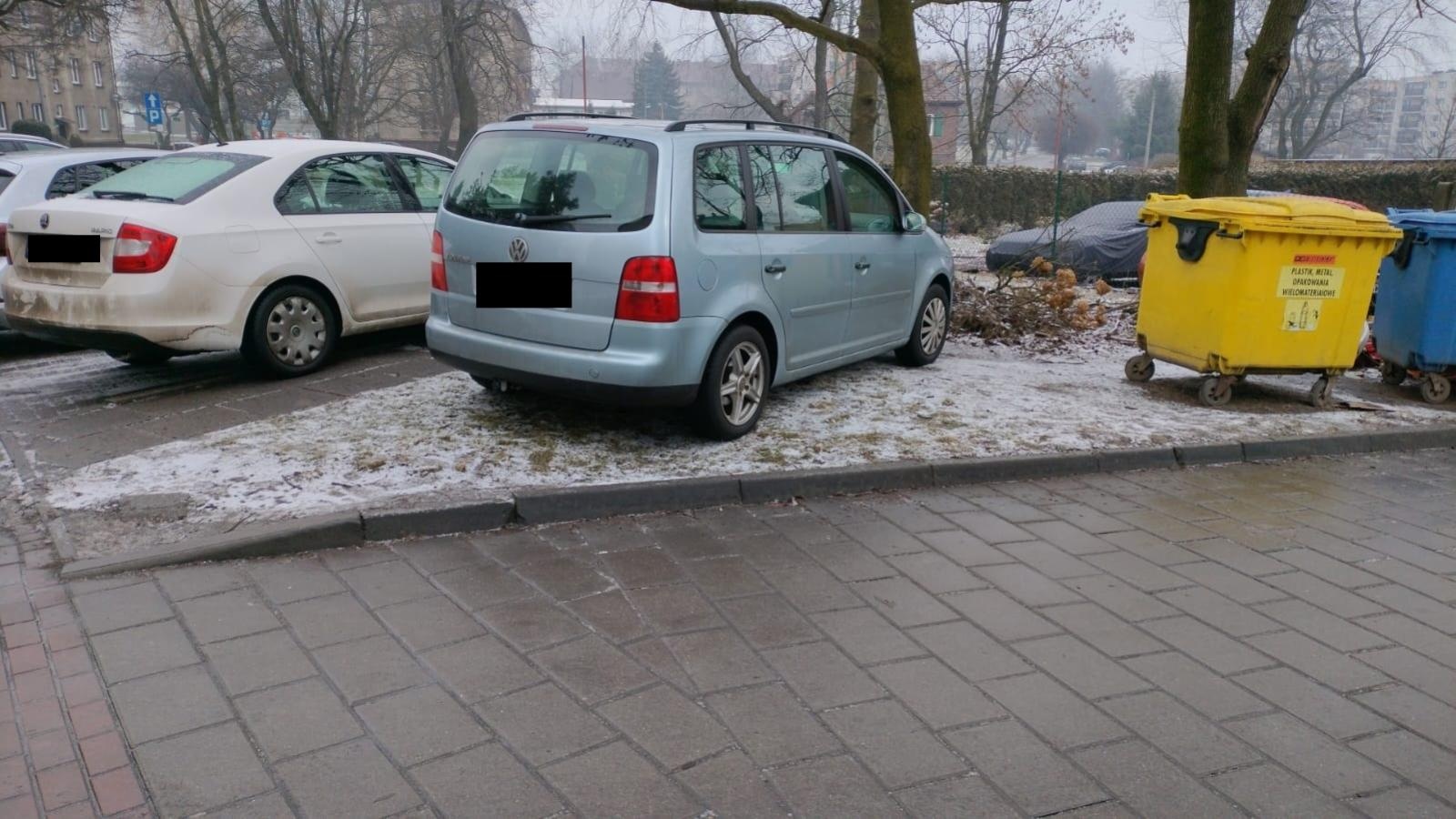 Zdjęcie w galerii na portalu naszwodzislaw.com: Mistrzowie parkowania w Radlinie. Strażnicy pokazują, jak nie zostawiać samochodu [FOTO] wiadomości z regionu