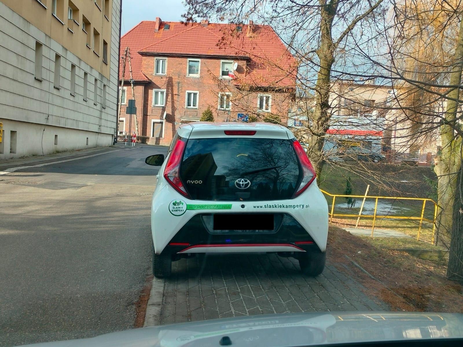 Zdjęcie w galerii na portalu naszwodzislaw.com: Mistrzowie parkowania w Radlinie. Strażnicy pokazują, jak nie zostawiać samochodu [FOTO] wiadomości z regionu