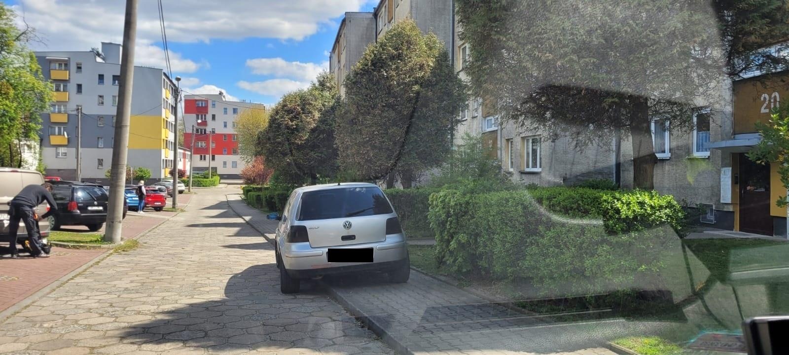 Zdjęcie w galerii na portalu naszwodzislaw.com: Mistrzowie parkowania w Radlinie. Strażnicy pokazują, jak nie zostawiać samochodu [FOTO] wiadomości z regionu