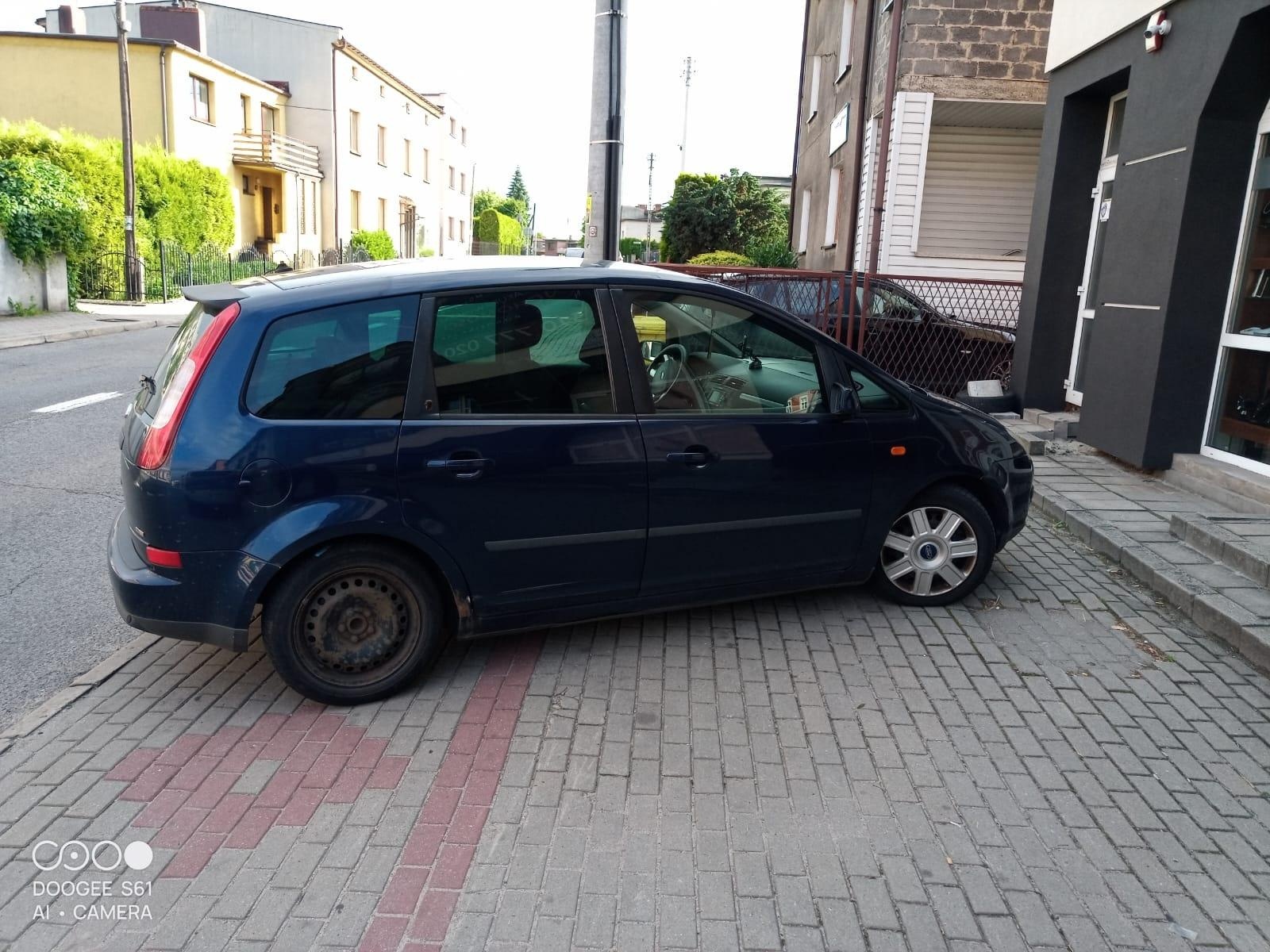 Zdjęcie w galerii na portalu naszwodzislaw.com: Mistrzowie parkowania w Radlinie. Strażnicy pokazują, jak nie zostawiać samochodu [FOTO] wiadomości z regionu