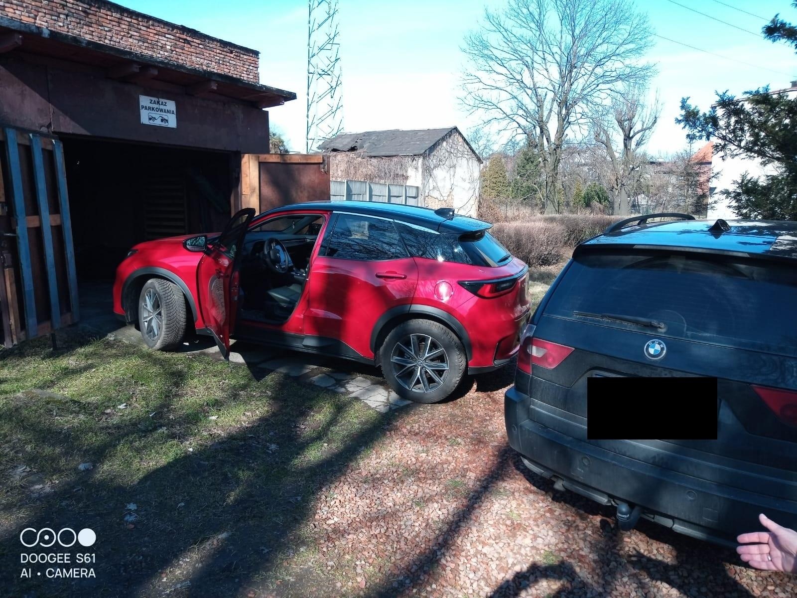 Zdjęcie w galerii na portalu naszwodzislaw.com: Mistrzowie parkowania w Radlinie. Strażnicy pokazują, jak nie zostawiać samochodu [FOTO] wiadomości z regionu