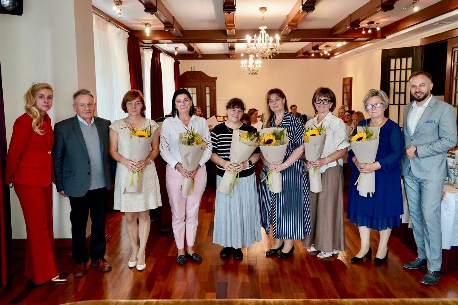 Zdjęcie w galerii na portalu naszwodzislaw.com: Nowe awanse i wzruszające pożegnania. Ważne chwile dla rydułtowskiej oświaty wiadomości z regionu