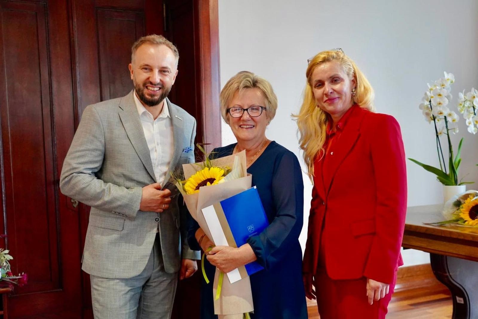 Zdjęcie w galerii na portalu naszwodzislaw.com: Nowe awanse i wzruszające pożegnania. Ważne chwile dla rydułtowskiej oświaty wiadomości z regionu