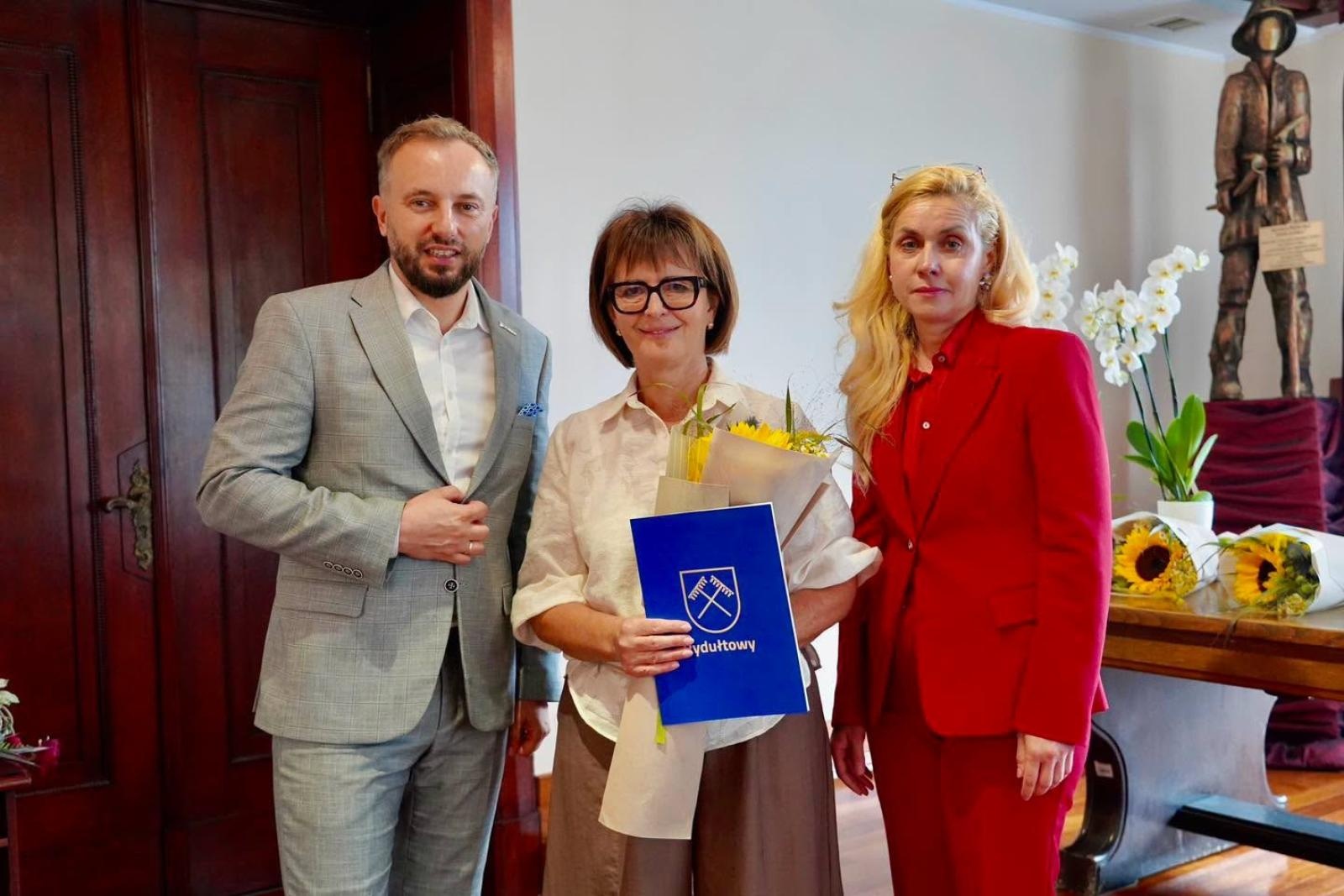 Zdjęcie w galerii na portalu naszwodzislaw.com: Nowe awanse i wzruszające pożegnania. Ważne chwile dla rydułtowskiej oświaty wiadomości z regionu