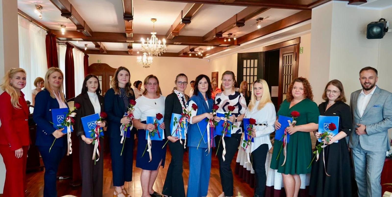 Zdjęcie w galerii na portalu naszwodzislaw.com: Nowe awanse i wzruszające pożegnania. Ważne chwile dla rydułtowskiej oświaty wiadomości z regionu