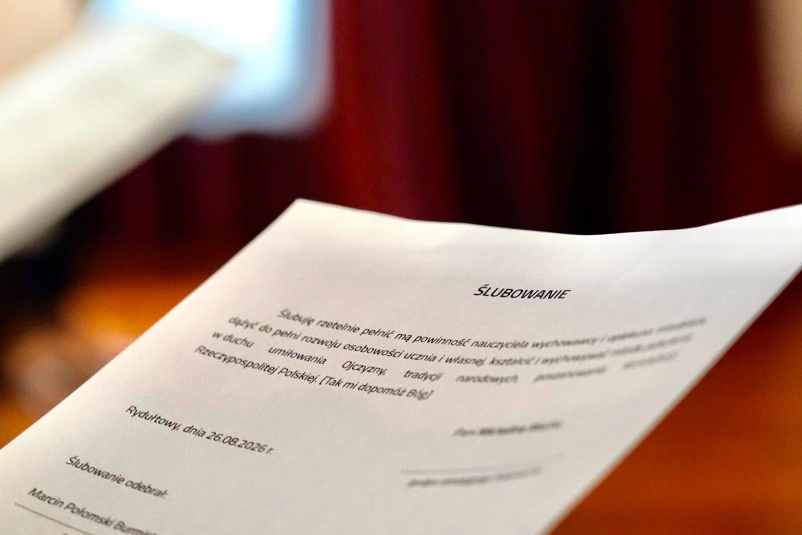 Zdjęcie w galerii na portalu naszwodzislaw.com: Nowe awanse i wzruszające pożegnania. Ważne chwile dla rydułtowskiej oświaty wiadomości z regionu