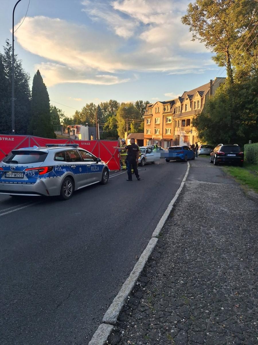 Zdjęcie w galerii na portalu naszwodzislaw.com: Poważny wypadek w Pszowie. Osobówka zderzyła się z motocyklem, na miejscu LPR wiadomości z regionu