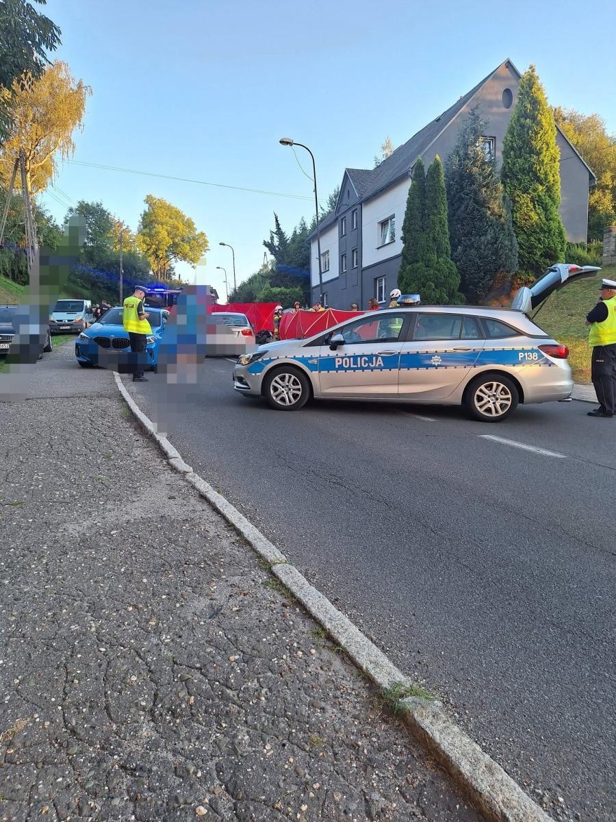 Zdjęcie w galerii na portalu naszwodzislaw.com: Poważny wypadek w Pszowie. Osobówka zderzyła się z motocyklem, na miejscu LPR wiadomości z regionu