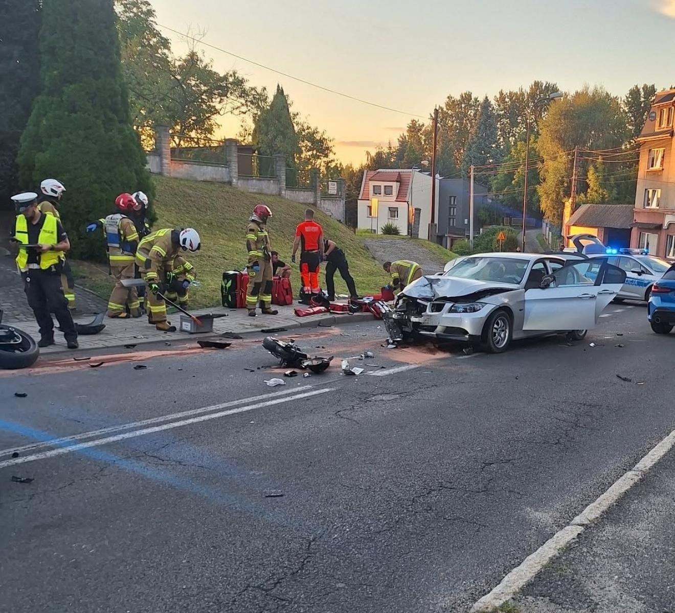 Zdjęcie w galerii na portalu naszwodzislaw.com: Poważny wypadek w Pszowie. Osobówka zderzyła się z motocyklem, na miejscu LPR wiadomości z regionu