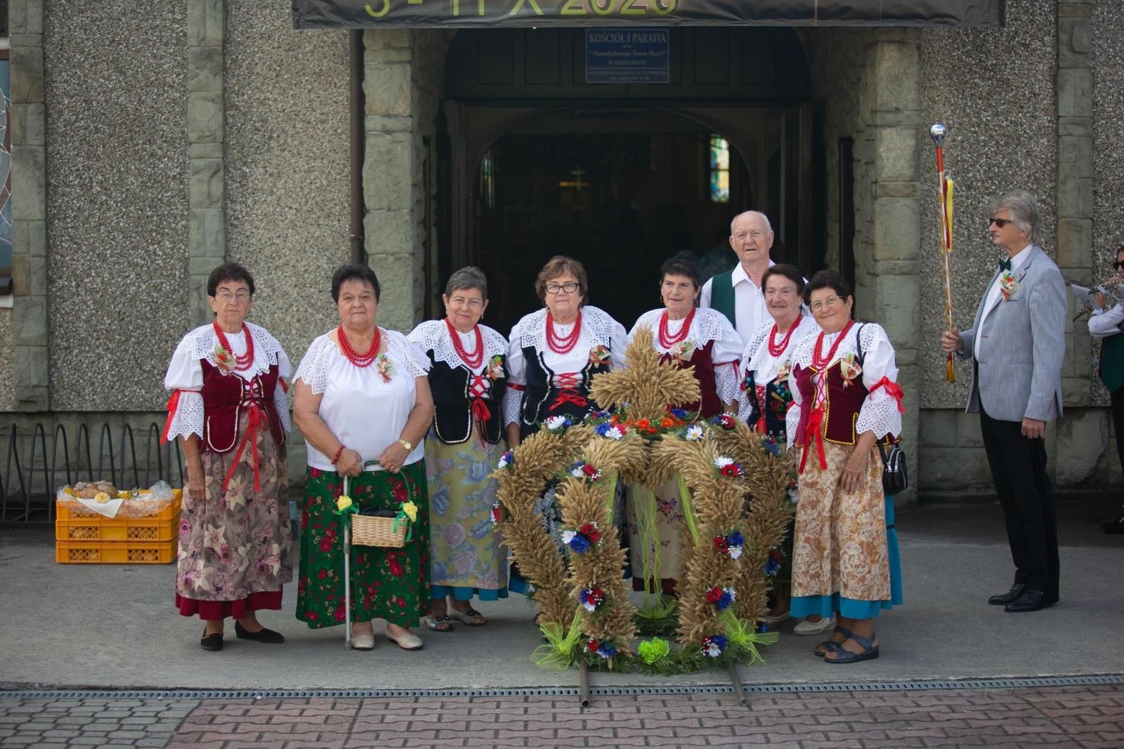 Zdjęcie w galerii na portalu naszwodzislaw.com: Korowód przejechał ulicami Radlina. Tak mieszkańcy świętowali dożynki [FOTO] wiadomości z regionu