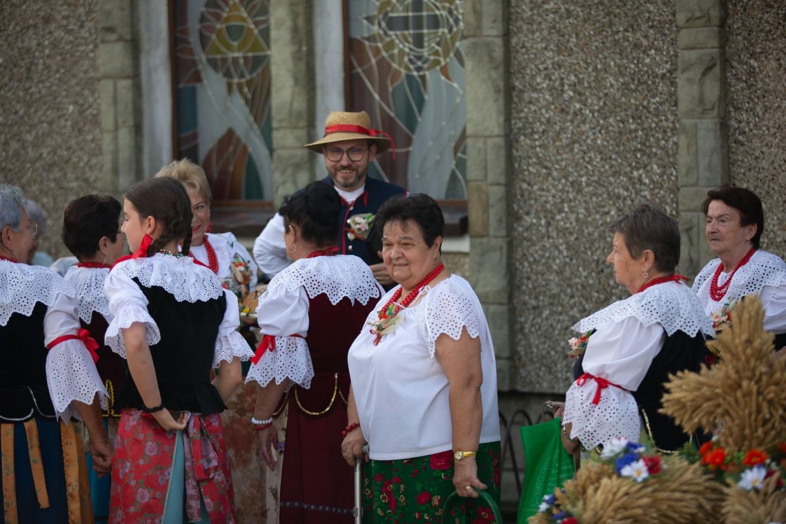 Zdjęcie w galerii na portalu naszwodzislaw.com: Korowód przejechał ulicami Radlina. Tak mieszkańcy świętowali dożynki [FOTO] wiadomości z regionu
