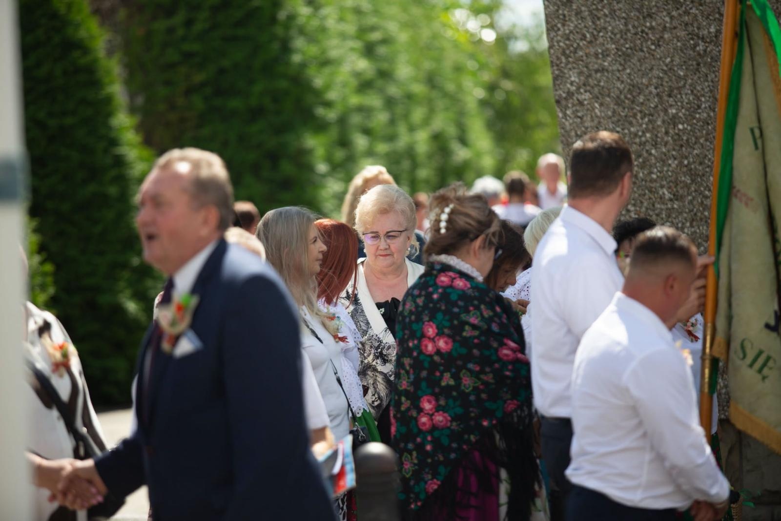 Zdjęcie w galerii na portalu naszwodzislaw.com: Korowód przejechał ulicami Radlina. Tak mieszkańcy świętowali dożynki [FOTO] wiadomości z regionu