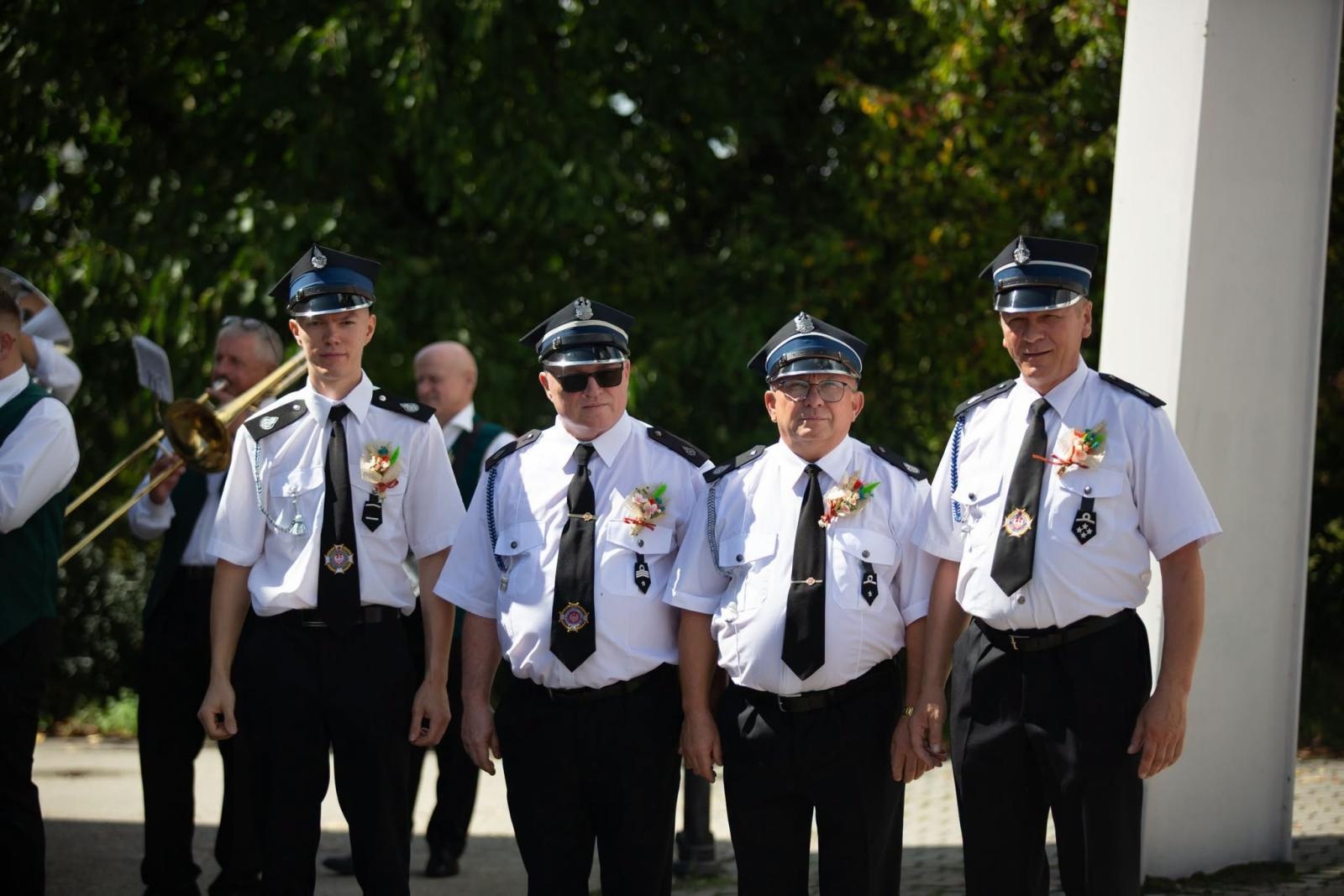 Zdjęcie w galerii na portalu naszwodzislaw.com: Korowód przejechał ulicami Radlina. Tak mieszkańcy świętowali dożynki [FOTO] wiadomości z regionu