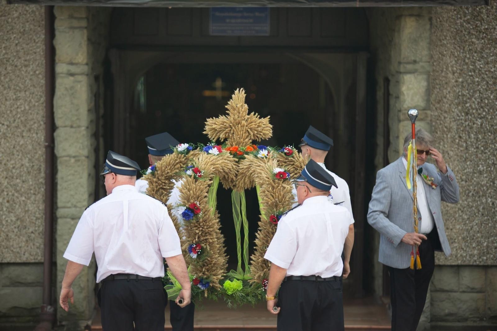 Zdjęcie w galerii na portalu naszwodzislaw.com: Korowód przejechał ulicami Radlina. Tak mieszkańcy świętowali dożynki [FOTO] wiadomości z regionu