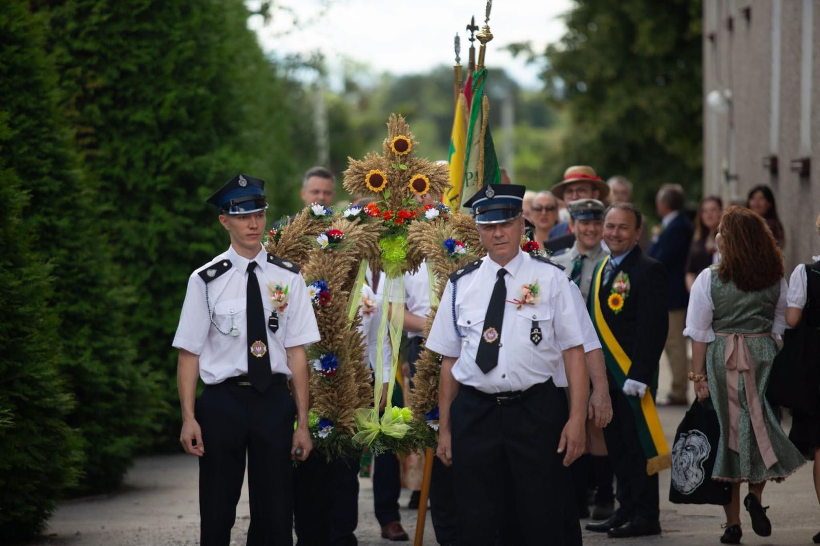 Zdjęcie w galerii na portalu naszwodzislaw.com: Korowód przejechał ulicami Radlina. Tak mieszkańcy świętowali dożynki [FOTO] wiadomości z regionu