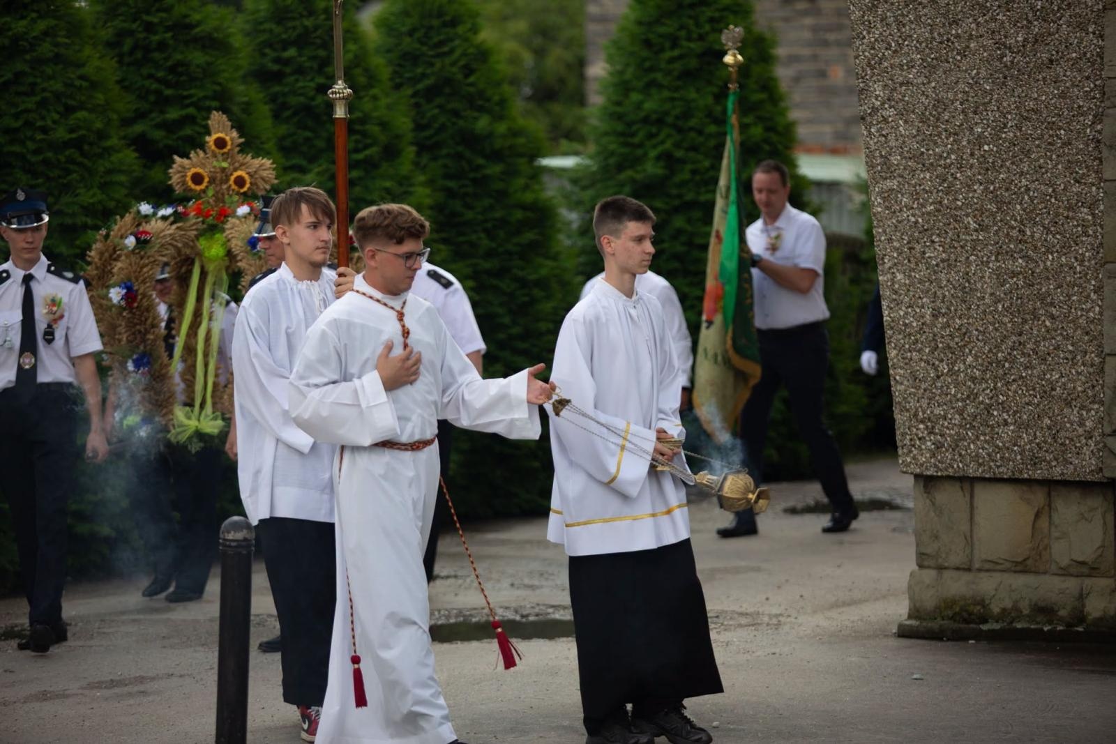 Zdjęcie w galerii na portalu naszwodzislaw.com: Korowód przejechał ulicami Radlina. Tak mieszkańcy świętowali dożynki [FOTO] wiadomości z regionu
