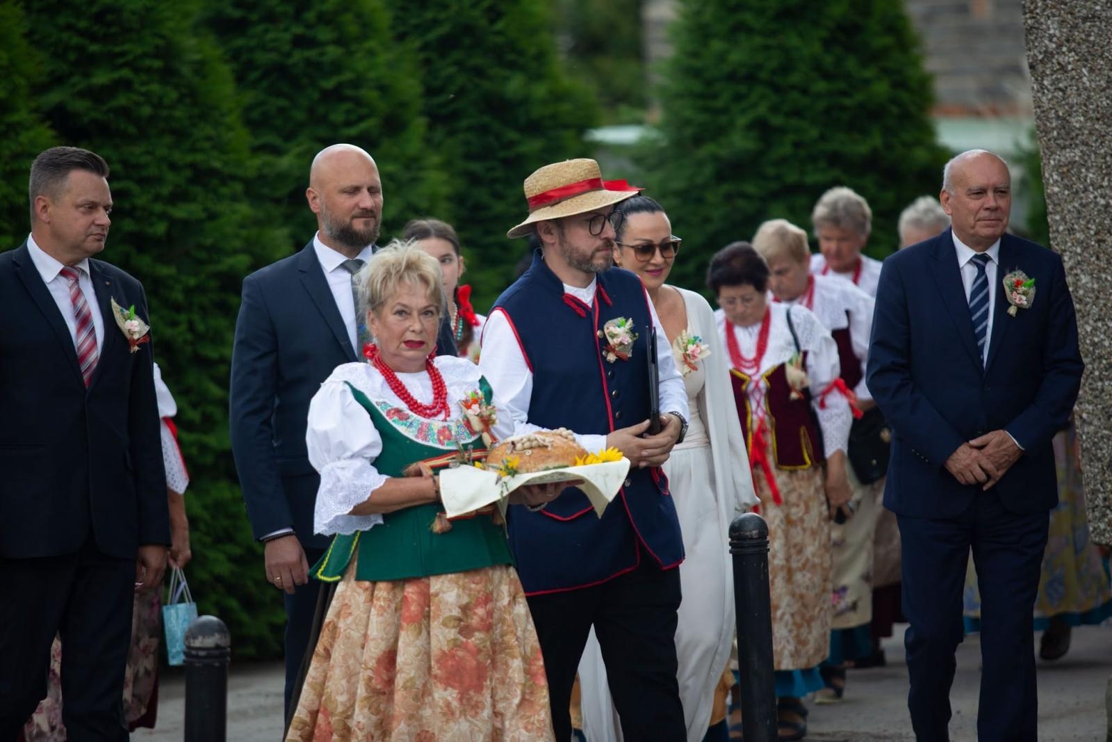 Zdjęcie w galerii na portalu naszwodzislaw.com: Korowód przejechał ulicami Radlina. Tak mieszkańcy świętowali dożynki [FOTO] wiadomości z regionu