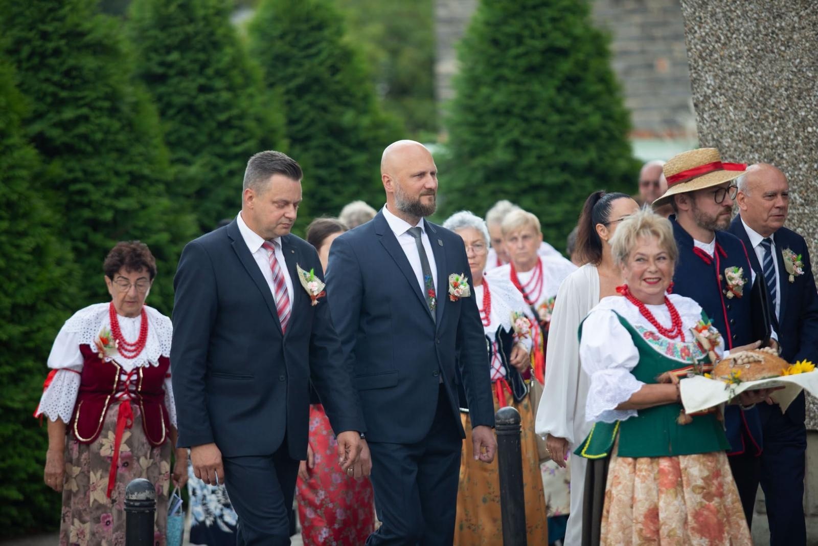 Zdjęcie w galerii na portalu naszwodzislaw.com: Korowód przejechał ulicami Radlina. Tak mieszkańcy świętowali dożynki [FOTO] wiadomości z regionu