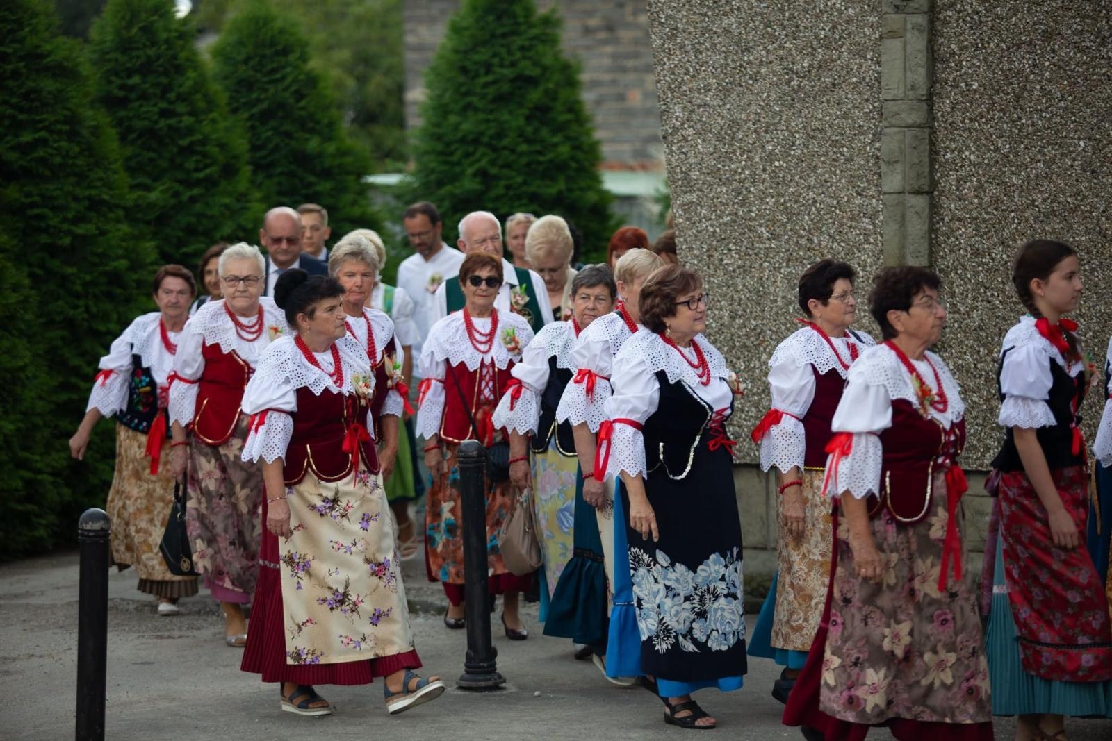 Zdjęcie w galerii na portalu naszwodzislaw.com: Korowód przejechał ulicami Radlina. Tak mieszkańcy świętowali dożynki [FOTO] wiadomości z regionu
