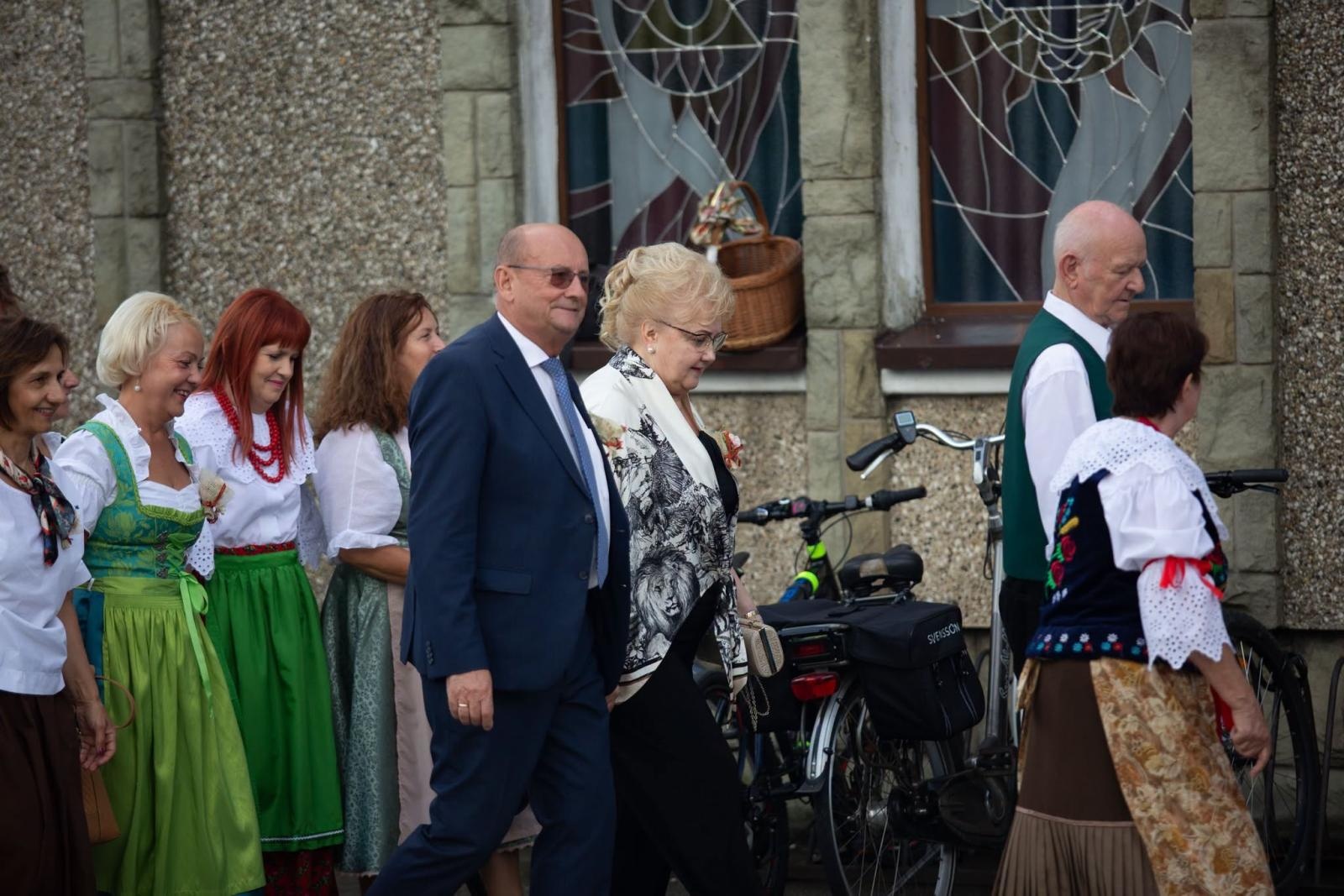 Zdjęcie w galerii na portalu naszwodzislaw.com: Korowód przejechał ulicami Radlina. Tak mieszkańcy świętowali dożynki [FOTO] wiadomości z regionu