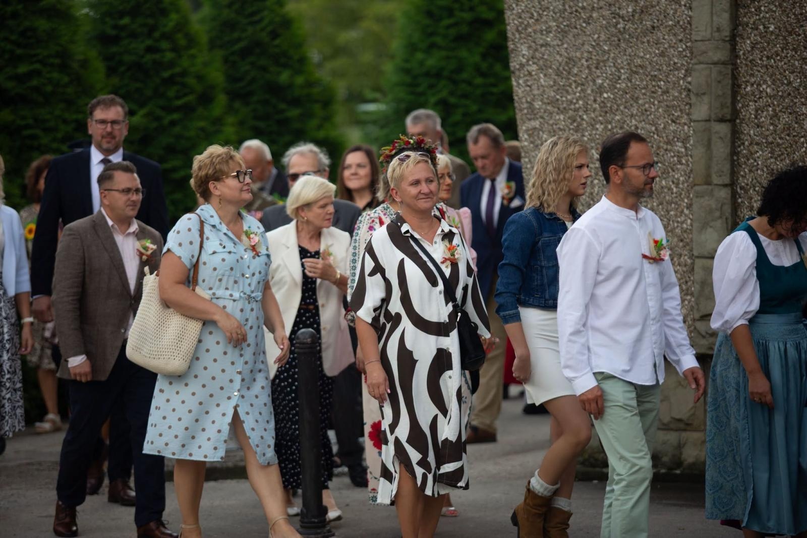 Zdjęcie w galerii na portalu naszwodzislaw.com: Korowód przejechał ulicami Radlina. Tak mieszkańcy świętowali dożynki [FOTO] wiadomości z regionu