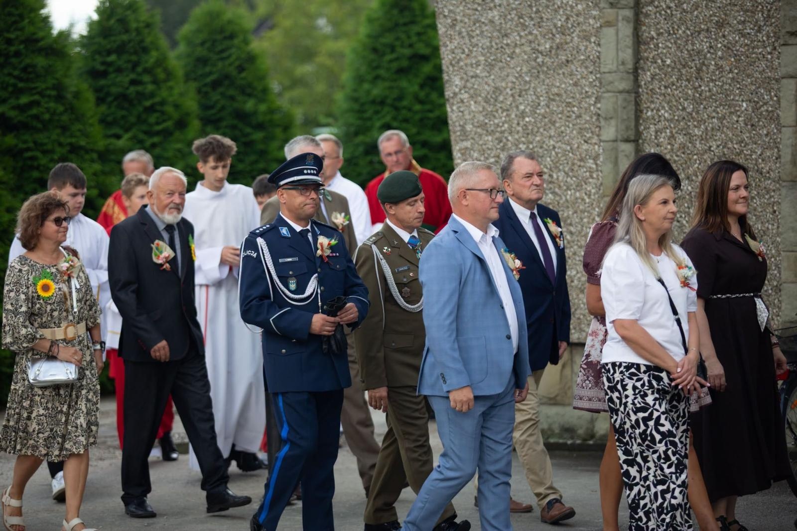 Zdjęcie w galerii na portalu naszwodzislaw.com: Korowód przejechał ulicami Radlina. Tak mieszkańcy świętowali dożynki [FOTO] wiadomości z regionu