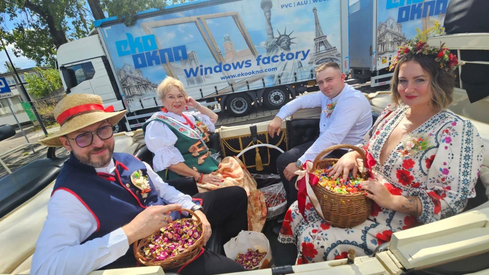 Zdjęcie w galerii na portalu naszwodzislaw.com: Korowód przejechał ulicami Radlina. Tak mieszkańcy świętowali dożynki [FOTO] wiadomości z regionu