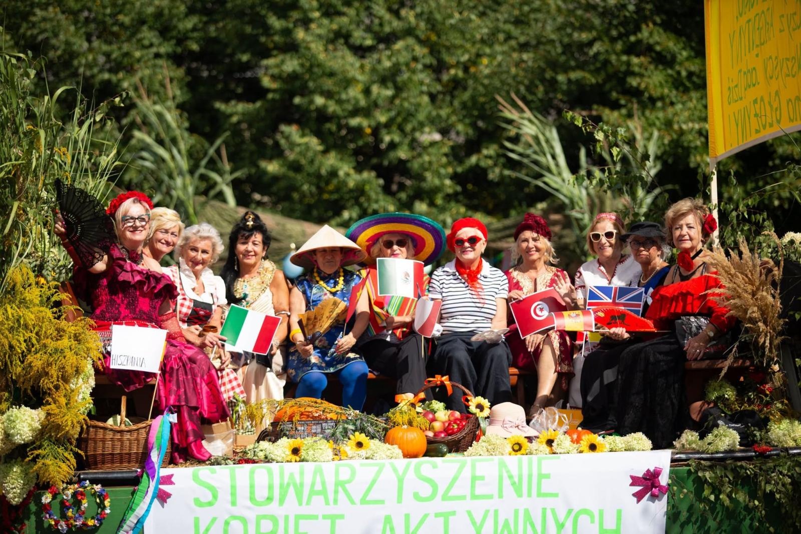 Zdjęcie w galerii na portalu naszwodzislaw.com: Korowód przejechał ulicami Radlina. Tak mieszkańcy świętowali dożynki [FOTO] wiadomości z regionu
