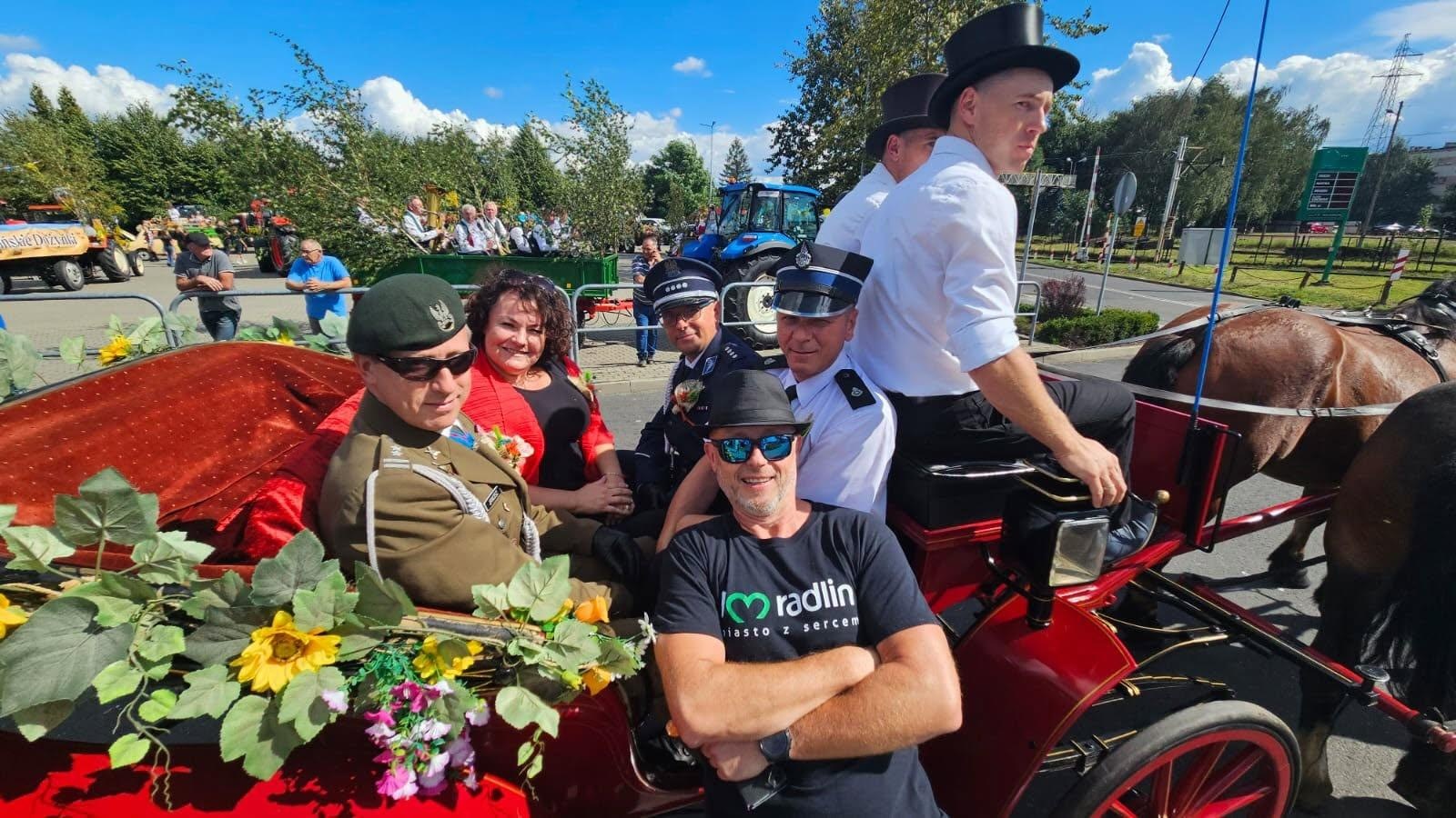 Zdjęcie w galerii na portalu naszwodzislaw.com: Korowód przejechał ulicami Radlina. Tak mieszkańcy świętowali dożynki [FOTO] wiadomości z regionu