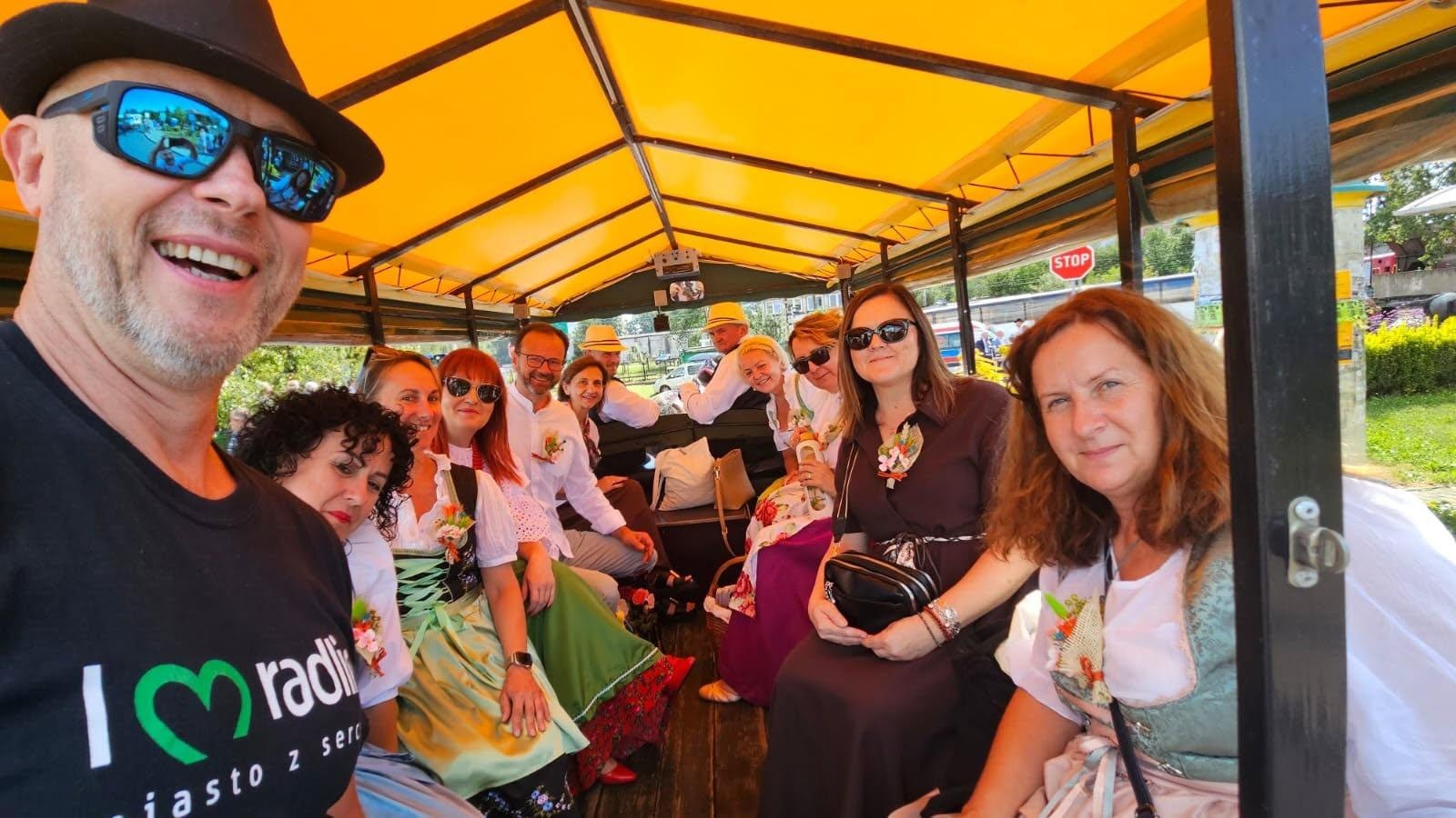 Zdjęcie w galerii na portalu naszwodzislaw.com: Korowód przejechał ulicami Radlina. Tak mieszkańcy świętowali dożynki [FOTO] wiadomości z regionu