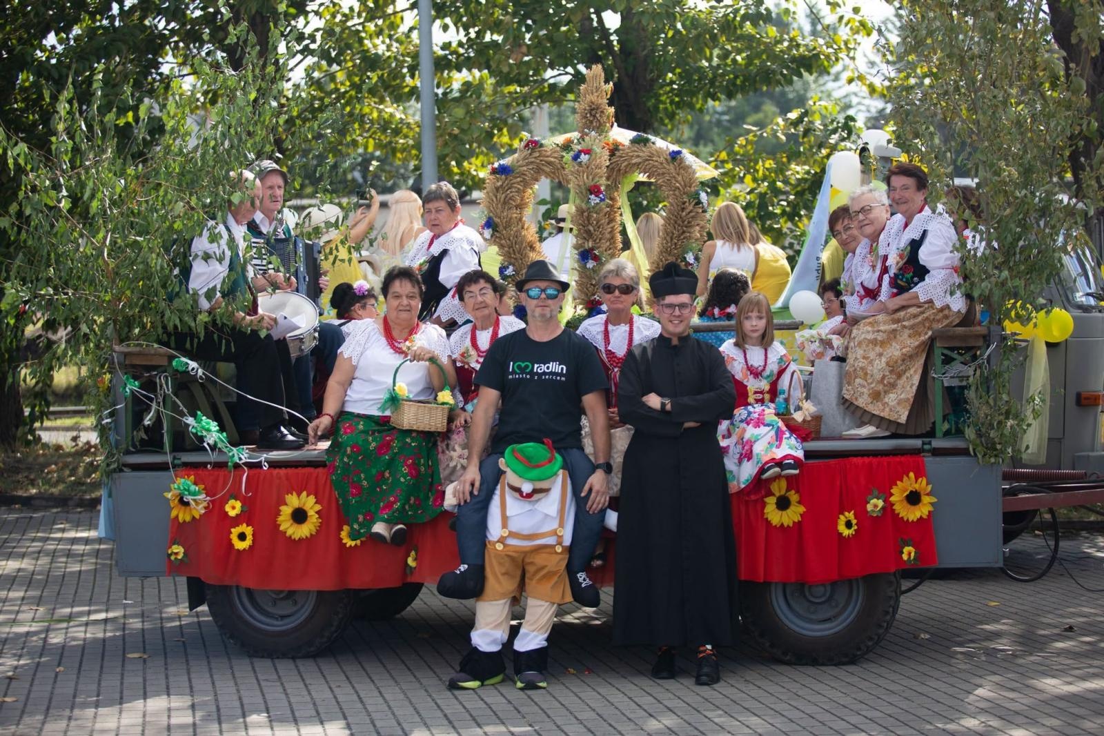 Zdjęcie w galerii na portalu naszwodzislaw.com: Korowód przejechał ulicami Radlina. Tak mieszkańcy świętowali dożynki [FOTO] wiadomości z regionu