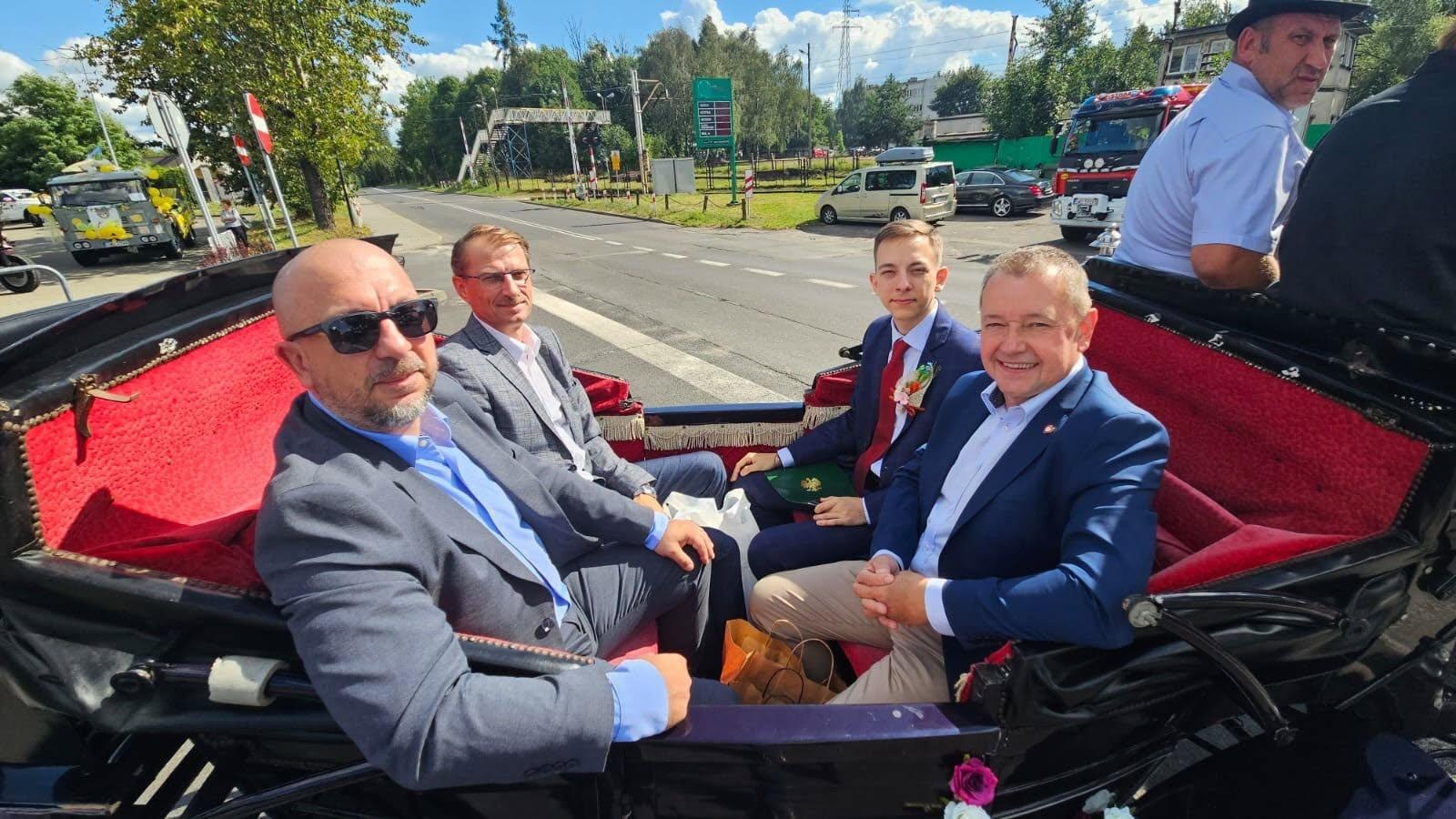 Zdjęcie w galerii na portalu naszwodzislaw.com: Korowód przejechał ulicami Radlina. Tak mieszkańcy świętowali dożynki [FOTO] wiadomości z regionu