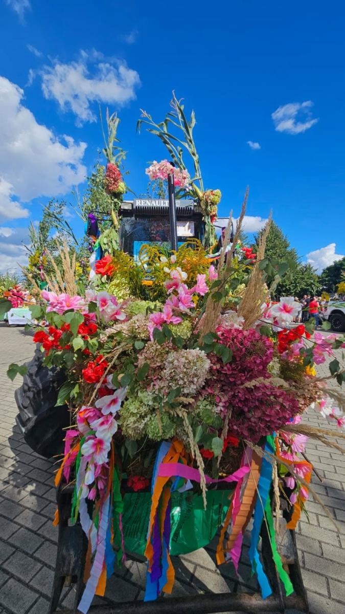 Zdjęcie w galerii na portalu naszwodzislaw.com: Korowód przejechał ulicami Radlina. Tak mieszkańcy świętowali dożynki [FOTO] wiadomości z regionu